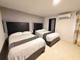 Quarto casal básico, banheiro privativo