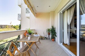Apartment, 1 Schlafzimmer, barrierefrei, Balkon | Speisen im Freien