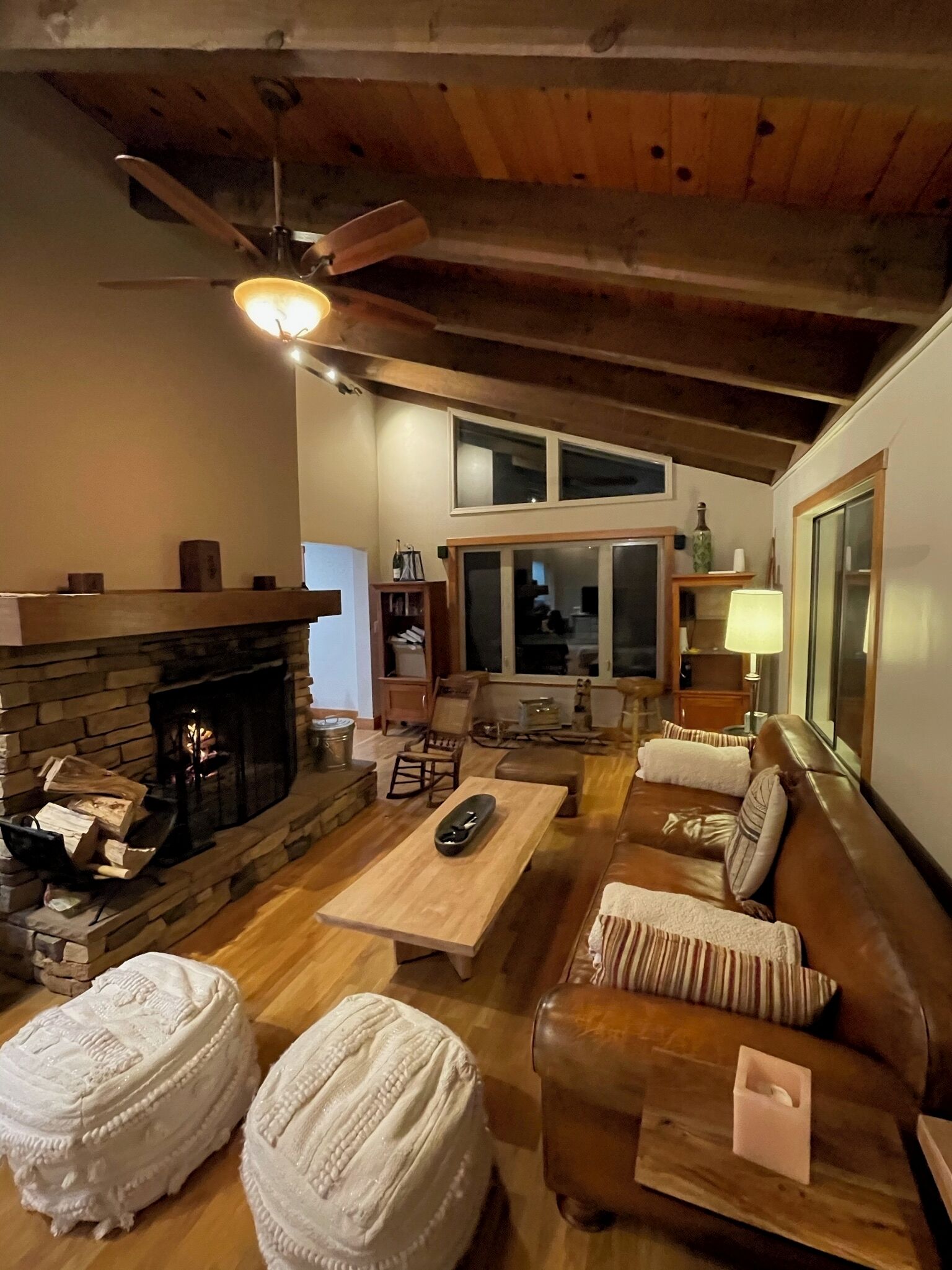 TV connectée, cheminée, baby-foot, livres