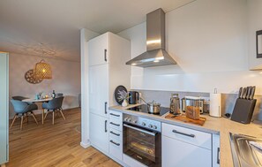 Réfrigérateur, micro-ondes, plaque de cuisson, lave-vaisselle