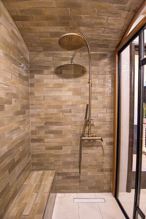 Shower, hair dryer, bidet, towels - Pelion Luxury Villa Ivy (Volos)