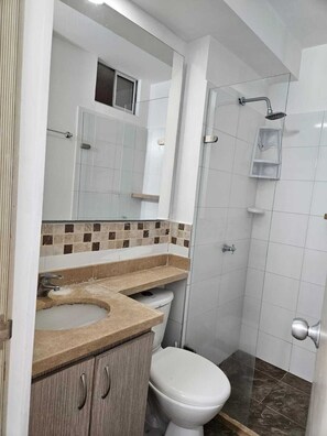 ヘアドライヤー、タオル、石鹸、トイレットペーパー
