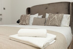 Room - Charming Victorian Retreat 4BR House in Central Manchester (Manchester)