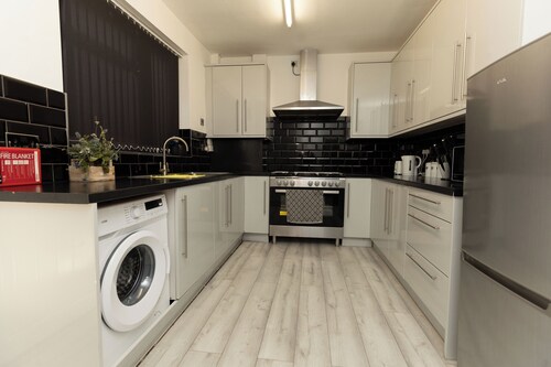 Charming Victorian Retreat 4BR House in Central Manchester