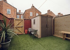 Outdoor dining - Charming Victorian Retreat 4BR House in Central Manchester (Manchester)