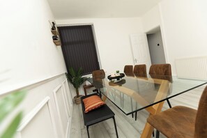 Dining - Charming Victorian Retreat 4BR House in Central Manchester (Manchester)