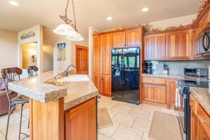 Coffee/tea maker, fridge, microwave, oven - Luxury Elkpoint 3-True Ski-In/Out Pet Allowed Villa (Durango)