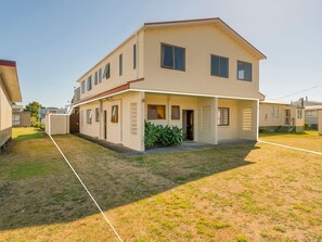 Exterior - Hosts on the Coast Cosy on Cooks (Cooks Beach)