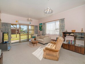 TV - Hosts on the Coast Cosy on Cooks (Cooks Beach)