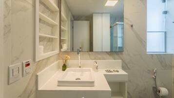 Basic Apartment | Bathroom