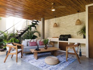 Villa Deluxe, 2 habitaciones, vista al jardín | Área de sala de estar | Televisión LED de 50 pulgadas con canales vía satélite 