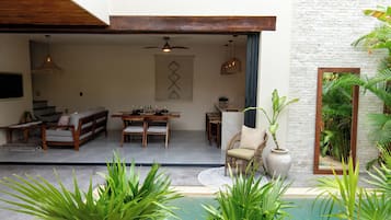 华丽别墅, 2 间卧室, 花园景观 | 高档床上用品、迷你吧、客房内保险箱、遮光窗帘