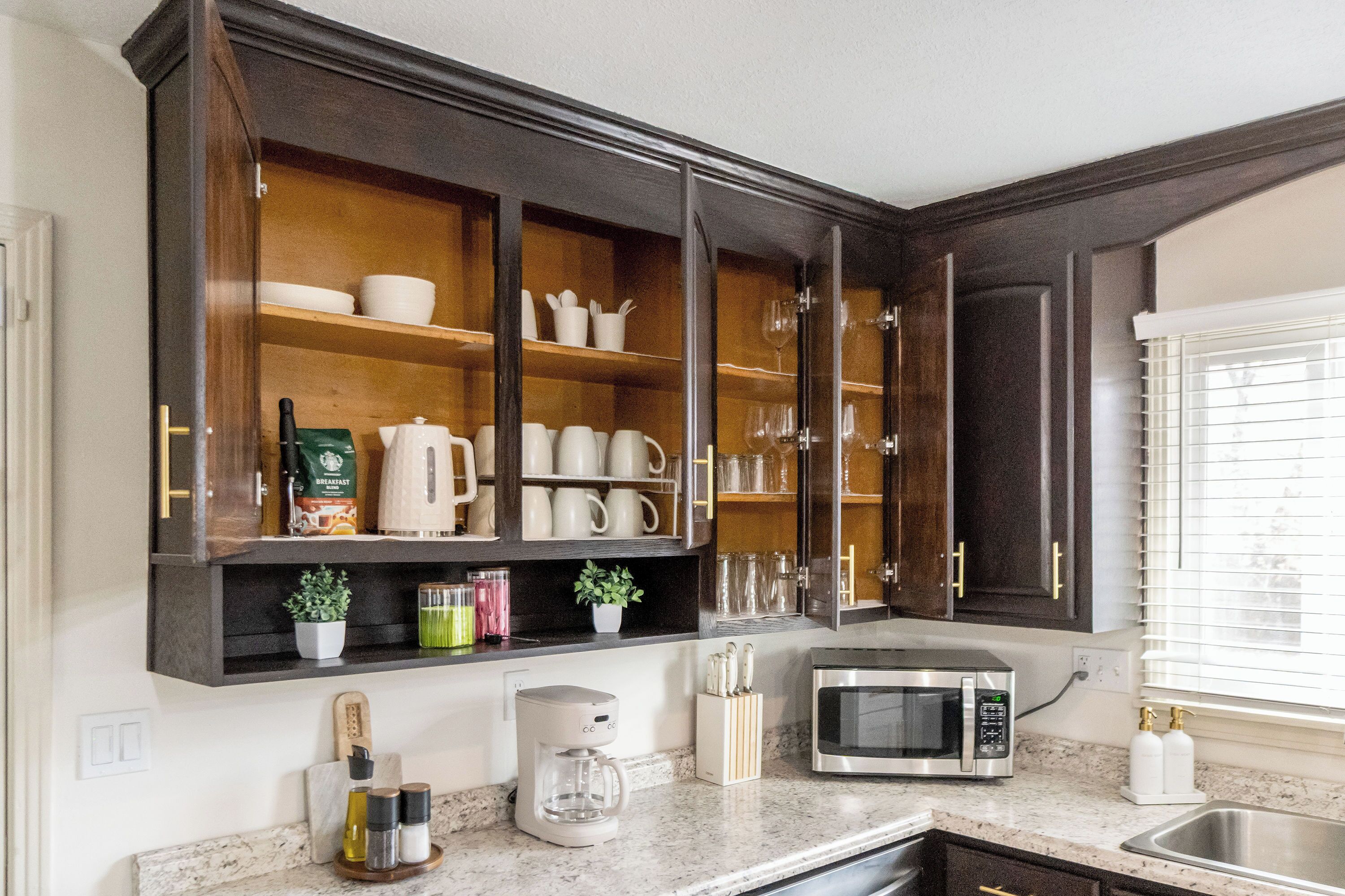 Een microgolfoven, een oven, een kookplaat, een vaatwasser