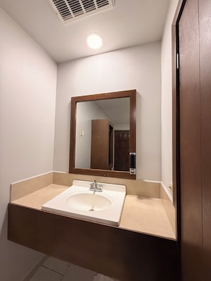 Basic Double Room Single Use | Bathroom | Shower, towels, soap, shampoo - Hotel Mirage Diagonal (Heroica Matamoros)