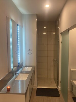 Shower, towels, toilet paper - Lovely 2-bedroom apartment in peaceful Johannesburg neighborhood of Rosebank (Johannesburg)