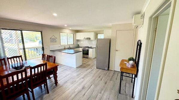 Dining - Tanjil Cottage - Lakes Entrance (Lakes Entrance)
