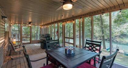 Beautiful 4-bedroom cabin on the Little Red River with private dock - sleeps 12!