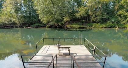 Beautiful 4-bedroom cabin on the Little Red River with private dock - sleeps 12!