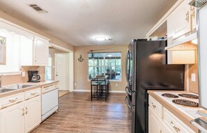 Micro-ondes, four, plaque de cuisson, lave-vaisselle