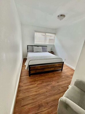 Travel crib, WiFi, bed sheets - 2BR/2BA with Parking & Peaceful Vibes (Seattle)