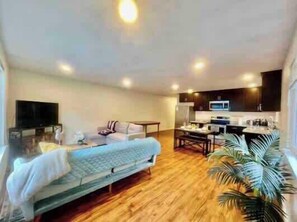 TV, offices - 2BR/2BA with Parking & Peaceful Vibes (Seattle)