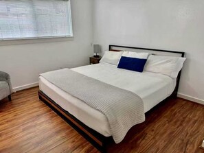 Travel crib, WiFi, bed sheets - 2BR/2BA with Parking & Peaceful Vibes (Seattle)