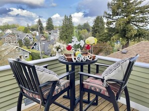 Outdoor dining - 7 BDRM Top Queen Anne House,2min to Queen Anne Ave (Seattle)