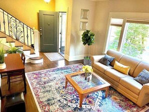 Interior - 7 BDRM Top Queen Anne House,2min to Queen Anne Ave (Seattle)