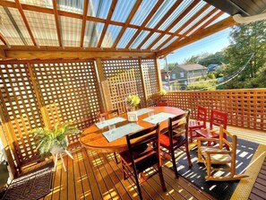 Outdoor dining - 7 BDRM Top Queen Anne House,2min to Queen Anne Ave (Seattle)