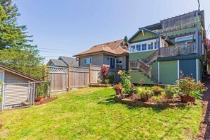 Exterior - 7 BDRM Top Queen Anne House,2min to Queen Anne Ave (Seattle)