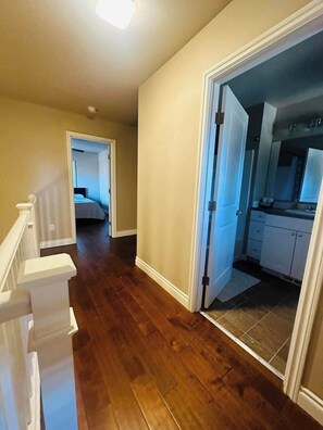 Interior - One Bedroom in Quiet Neighbourhood (Seattle)