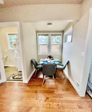 Dining - One Bedroom in Quiet Neighbourhood (Seattle)