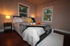 Iron/ironing board, travel cot, WiFi, bed sheets - One Bedroom in Quiet Neighbourhood (Seattle)