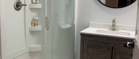 Douche, sèche-cheveux, serviettes fournies, savon