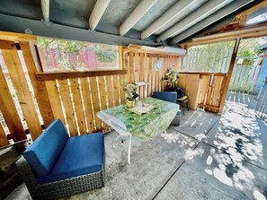 Outdoor dining - N Seattle Getaway – Easy Access, Comfortable stay (Seattle)