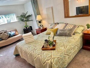 Iron/ironing board, travel cot, WiFi, bed sheets - N Seattle Getaway – Easy Access, Comfortable stay (Seattle)