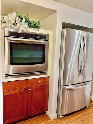 Fridge, microwave, oven, stovetop - N Seattle Getaway – Easy Access, Comfortable stay (Seattle)