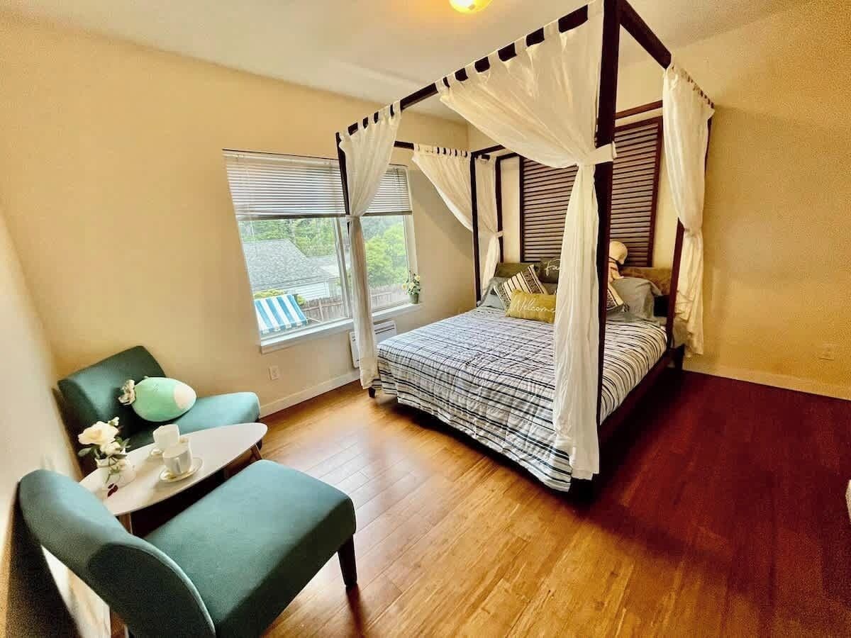 Tabla de planchar con plancha, cuna de viaje, wifi y ropa de cama 