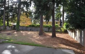 Property grounds - Family-Friendly Comfort For Groups & Long Stays (Mercer Island)