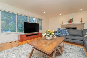 TV, offices - Family-Friendly Comfort For Groups & Long Stays (Mercer Island)