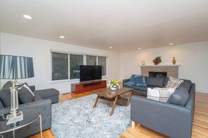 TV, offices - Family-Friendly Comfort For Groups & Long Stays (Mercer Island)