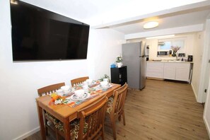Dining - Quiet North Seattle Stay Near Transit & Parks (Seattle)