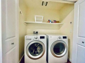 Interior - 2BR/2BA Charming Queen Anne Getaway (Seattle)