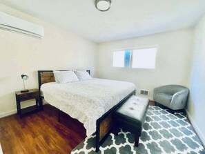 Room - 2BR/2BA Charming Queen Anne Getaway (Seattle)