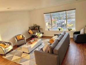 Living area - 2BR/2BA Charming Queen Anne Getaway (Seattle)