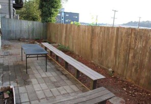 Outdoor dining - 2BR/2BA Charming Queen Anne Getaway (Seattle)