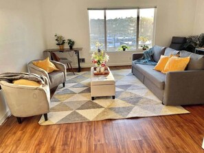 Living area - 2BR/2BA Charming Queen Anne Getaway (Seattle)