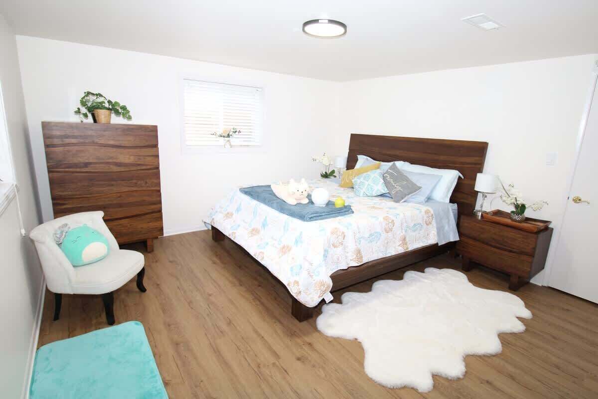 Iron/ironing board, travel crib, WiFi, bed sheets