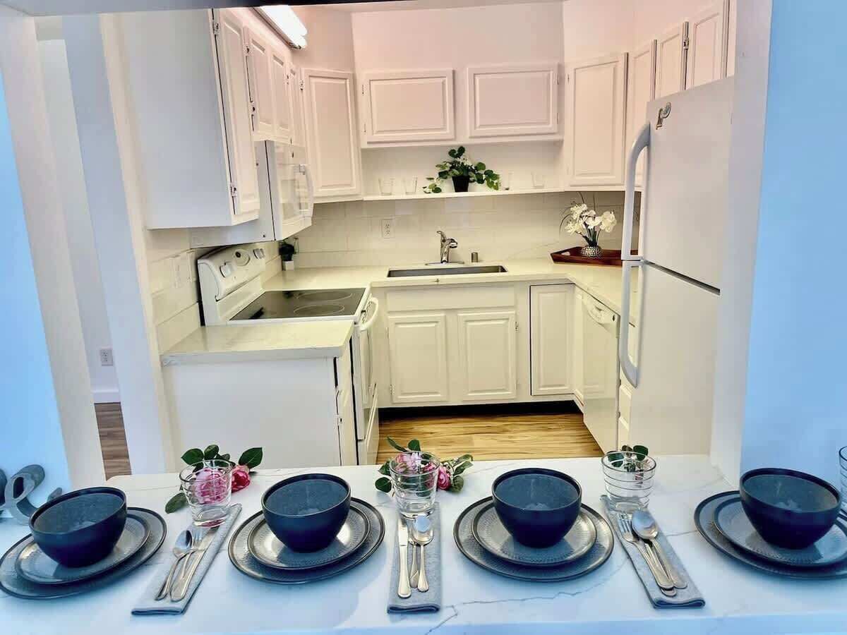 Een koelkast, een microgolfoven, een oven, een kookplaat