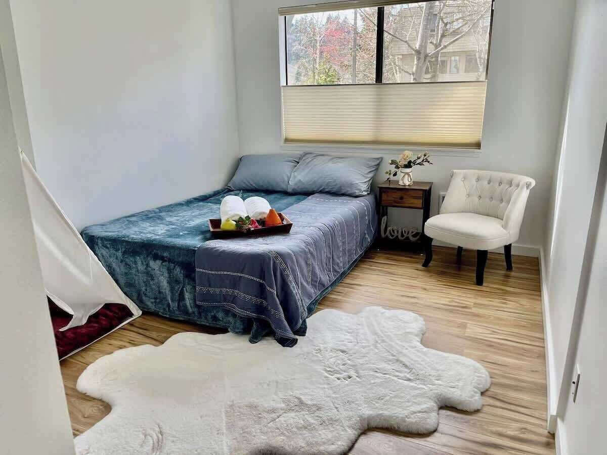 Een strijkplank/strijkijzer, wifi, beddengoed